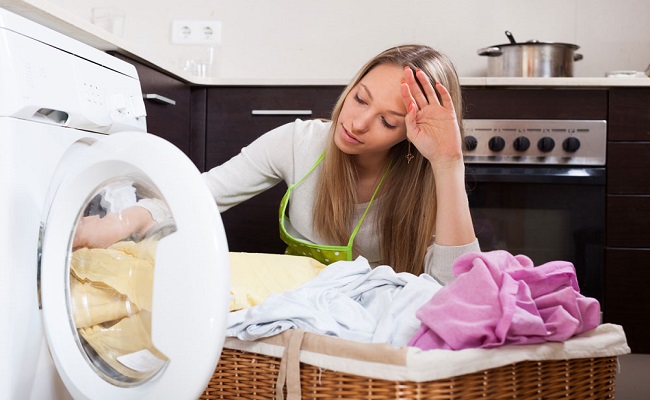 Quần áo giặt bằng máy giặt nhiều và nhanh bị ố màu - Nguyên nhân không phải ai cũng biết